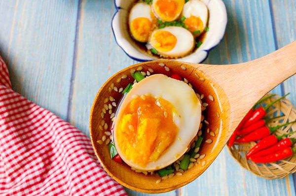 Trứng ngâm mắm siêu hấp dẫn trong bữa cơm gia đình bạn