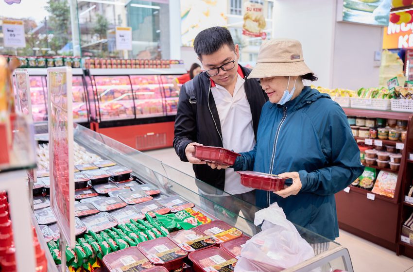 Một doanh nghiệp bán lẻ muốn mở 3 cửa hàng mỗi ngày